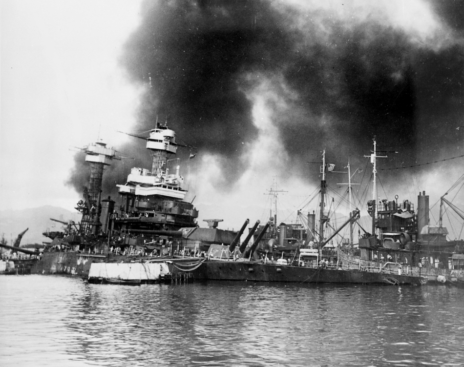 USS_California_(BB-44)_sinking_at_Pearl_Harbor_1941